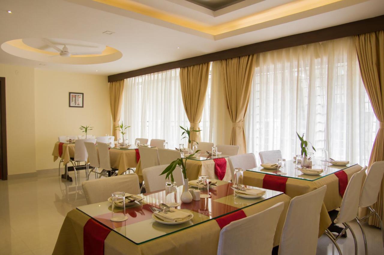 Hotel Park Riviera Guwahati Exterior foto