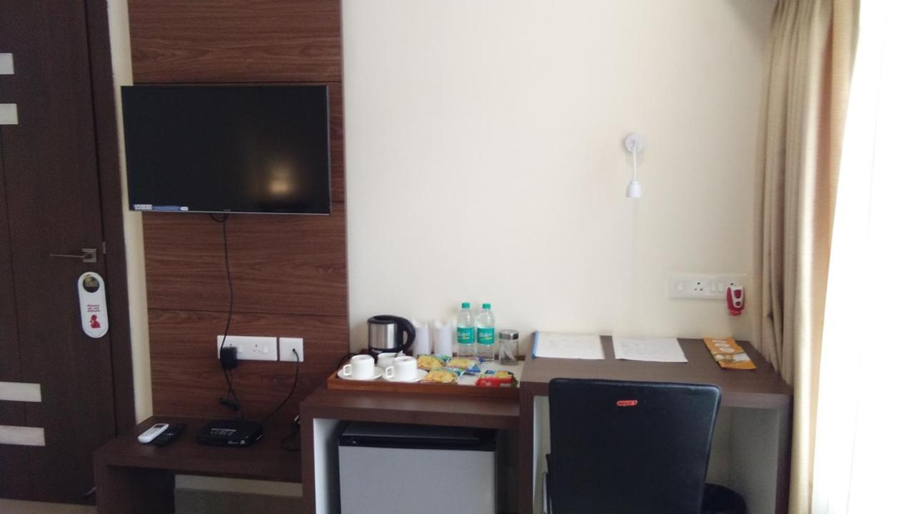 Hotel Park Riviera Guwahati Exterior foto