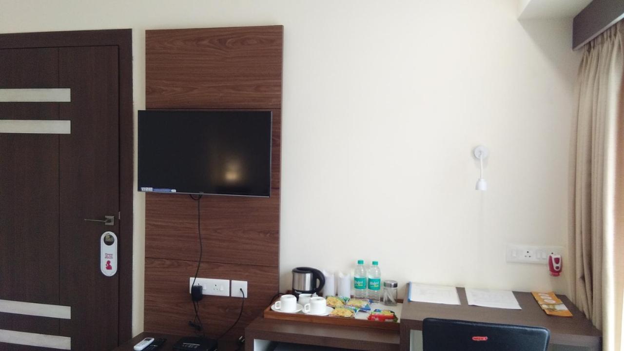 Hotel Park Riviera Guwahati Exterior foto
